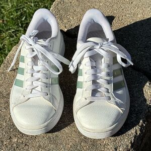 WOMEN’S~SIZE 5~ADIDAS~CLOUDFOAM COMFORT~SNEAKERS~ALMOST NEW CONDITION~BR